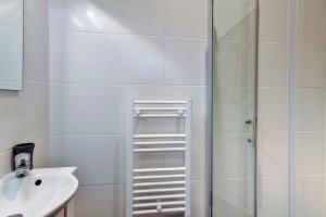 un bagno bianco con doccia e lavandino di Les Halles et Hauteurs by Cocoonr a Bordeaux Altre 35 foto
