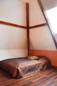 Tempat tidur dalam kamar di Maison de Vacances - Domaine de la Couvée