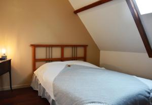 CalèsにあるMaison de Vacances - Domaine de la Couvéeのベッドルーム(ベッド付)1室(屋根裏部屋) +20枚の写真