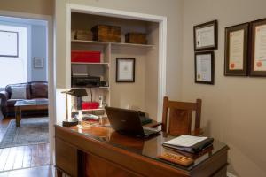 ein Büro mit einem Schreibtisch und einem Laptop darauf in der Unterkunft Sir Isaac Brock B&B Luxury Suites in Brockville
