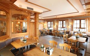 a restaurant with wooden tables and chairs at Rückersbacher Schlucht in Johannesberg