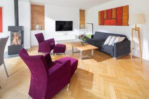 诺德奈Storchennest Norderney的带沙发、椅子和壁炉的客厅