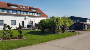 een tuin van een huis met struiken en bomen bij Apartment im Grünen mit Anbindung ans Zentrum in Erfurt