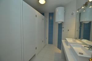 Koupelna v ubytování Hostel Bojo + 37 fotografií