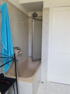 A bathroom at Stunning Aptm in Villa