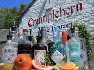 The Crumplehorn Inn & Mill في بولبيرو: وجود مجموعة من زجاجات الكحول على طاولة