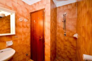 ビビオーネにあるAppartamenti Calypsoのバスルーム(シャワー、トイレ、シンク付)