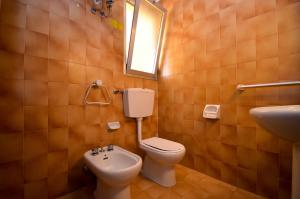ビビオーネにあるAppartamenti Calypsoのバスルーム(トイレ、洗面台、鏡付)