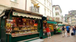 een groep mensen die voor een winkel lopen bij Apartment Vanga in Bolzano