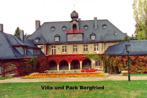 ein großes Haus mit einem davor geparkt in der Unterkunft Ferienwohnung Weidler 1 in Saalfeld