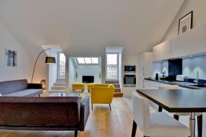 un soggiorno con divano e tavolo di Les Halles et Hauteurs by Cocoonr a Bordeaux