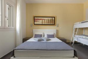 トッレ・ラピッロにあるVilla Espada by BarbarHouseのベッドルーム1室(大型ベッド1台、枕2つ付)