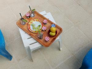 a model of a table with food on it at La citronnelle in Sainte-Anne