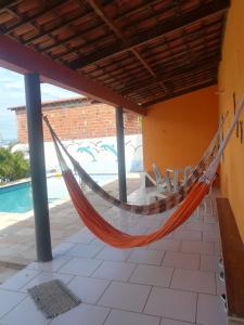 een hangmat in een huis met een zwembad bij Casa Majorlandia in Majorlândia