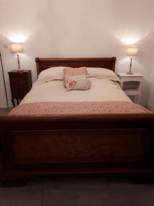 Een bed of bedden in een kamer bij Gite Bleu Brittany near Dinan
