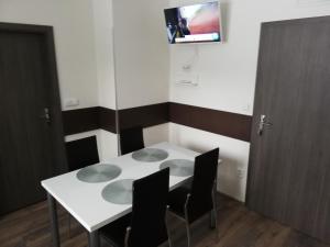 TV a/nebo společenská místnost v ubytování Apartmany Agatha