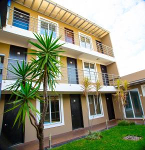 un edificio con palmeras delante en Terra Bella Hotel Boutique, en San Salvador