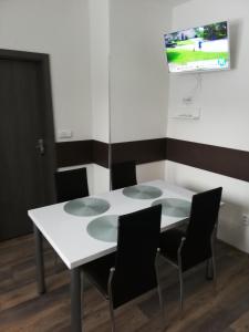 TV a/nebo společenská místnost v ubytování Apartmany Agatha
