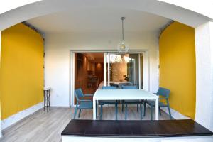 una sala da pranzo con tavolo bianco e sedie blu di La Carolina Escorpio 16 a Marbella