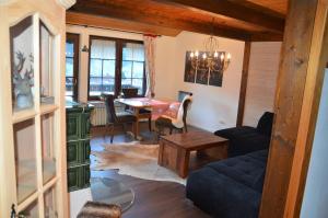 a living room with a table and a couch at Ferienwohnung im Landhausstil in Missen-Wilhams