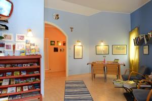 een woonkamer met een tafel en een eetkamer bij Rosa Tea in Monteforte dʼAlpone