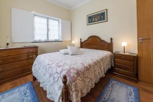 A bed or beds in a room at Quinta do Oeste