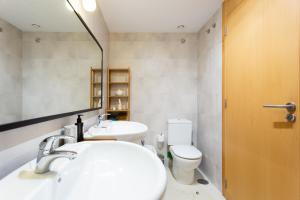 łazienka z dwiema umywalkami i toaletą w obiekcie Home2Book Design Santa Úrsula Pool & Wifi w mieście Santa Úrsula