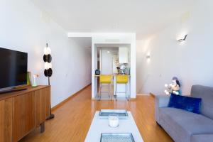 A television and/or entertainment centre at Home2Book Design Santa Úrsula Pool & Wifi