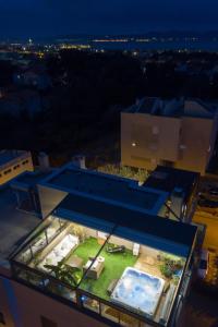 扎達爾的住宿－花園露台公寓，享有带游泳池的庭院的建筑景致