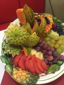 einen Teller Obst und Gemüse auf dem Tisch in der Unterkunft Gasthof " Zur Brücke" in Alsleben