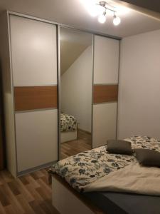 Postel nebo postele na pokoji v ubytování Apartman MIG