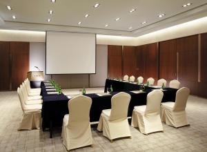 a conference room with a long table and white chairs at LOTTE City Hotel Gimpo Airport in Seoul