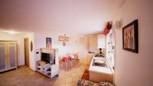 a kitchen and a living room with a kitchen and a living room at B&B da Verena in Fenis