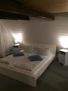 um quarto com 2 camas com almofadas e 2 candeeiros em Himmel & Hölle em Quedlinburg