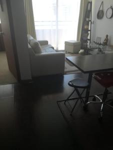 een woonkamer met een bank en een tafel en stoelen bij Teatinos 690 in Santiago