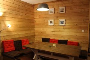 Ein Sitzbereich in der Unterkunft appartement style chalet centre Barcelonnette