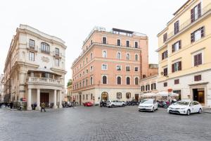 une rue de la ville avec des voitures garées devant les bâtiments dans l'établissement Rome in your heart - Spagna Single Room, à Rome