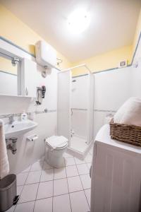 e bagno con servizi igienici, doccia e lavandino. di Sicilian Dream Apartments a Cefalù