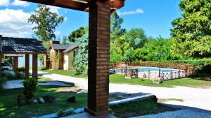una casa con piscina en el patio en Cabañas Amanecer en el Lago en Villa del Dique