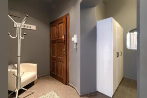 una habitación con una puerta y una silla en una habitación en Best Location Old Town, en Poznan 21 fotos más