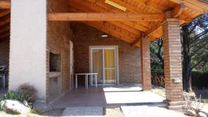 toldo sobre un patio de una casa en Cabañas Amanecer en el Lago en Villa del Dique