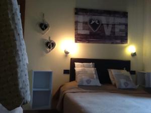 A bed or beds in a room at Il Ghetto Farm Holiday