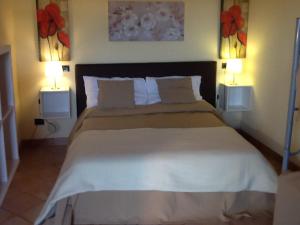 A bed or beds in a room at Il Ghetto Farm Holiday