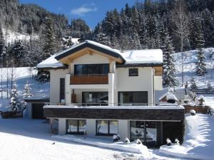 a house in the snow with snow w obiekcie Ambiente w mieście Flachau