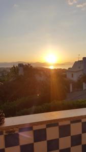 una puesta de sol vista desde una casa con piscina en Appartamento Panoramico, en San Felice Circeo