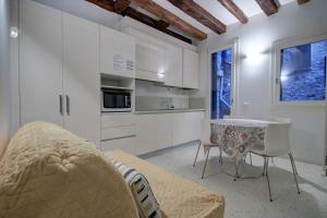 a kitchen with a bed and a table and chairs at Peggy in Venice
