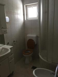 Um banheiro em 3-Zimmerwohnung mit Balkon und Meerblick in Supetar