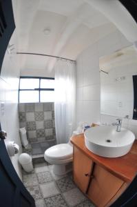 un bagno con lavandino e WC di Nao Victoria Hostel a Cuzco