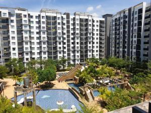 Utsikt över poolen vid Seafront Villa at Swiss Garden Resort Residences, Kuantan eller i närheten