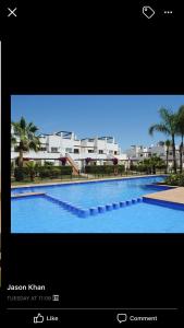 una imagen de una piscina con edificios en el fondo en Apartment N266, en Alhama de Murcia